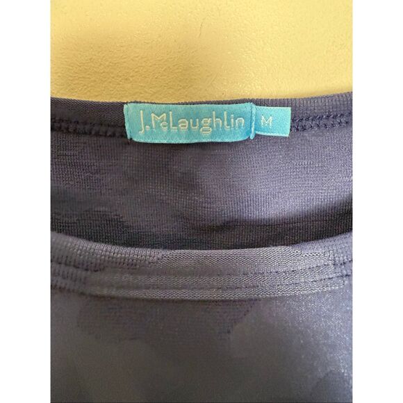 J McLaughlin embossed pattern Womens NAVY BLUE Stretch short SLEEVES Medium - Picture 2 of 4